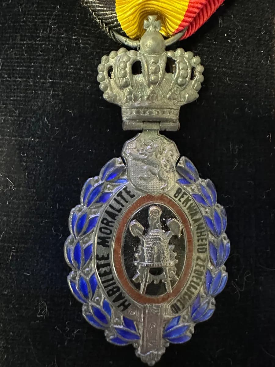 Belgian Labour Decoration Second Class Medal - With Original Case 3