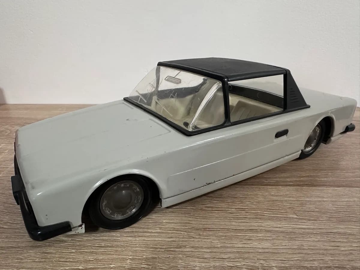 Rare Vintage USSR Toy Car: Len 17-17 Chaika Tin & Plastic Model (c. 1970s/80s)