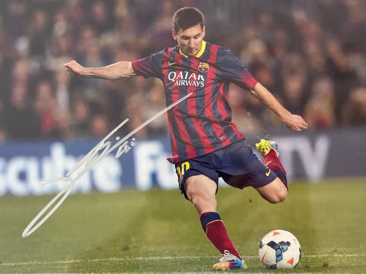 Lionel Messi Signed Photo - FC Barcelona Action Shot – Beckett Witnessed 2019 (BAS Cert N77352) 2
